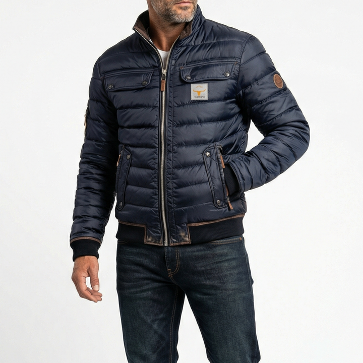 Konrad - Steppjacke im Vintage-Look in Dunkelblau, getragen zu Jeans