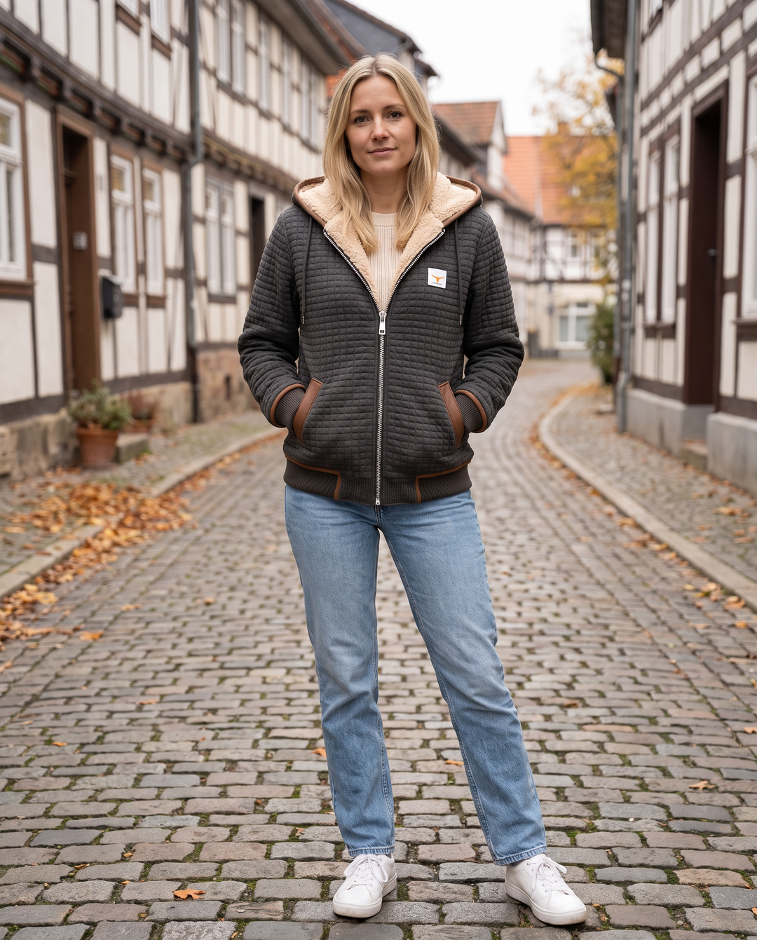 Hanna - Steppjacke mit Teddy-Kapuze in Anthrazit, getragen in der Altstadt