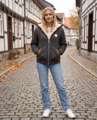 Hanna - Steppjacke mit Teddy-Kapuze in Anthrazit, getragen in der Altstadt
