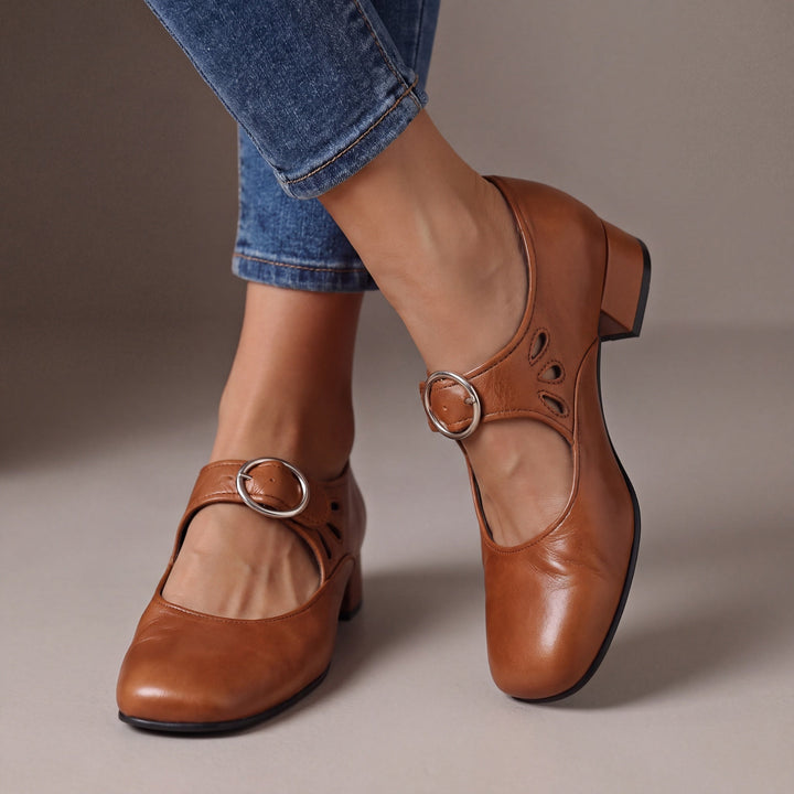 Vera - Mary Janes mit Blockabsatz in Cognac